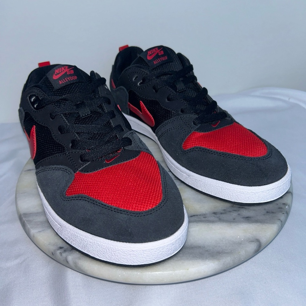 Nike Black and Red Sneakers Nike SB Alleyoop
